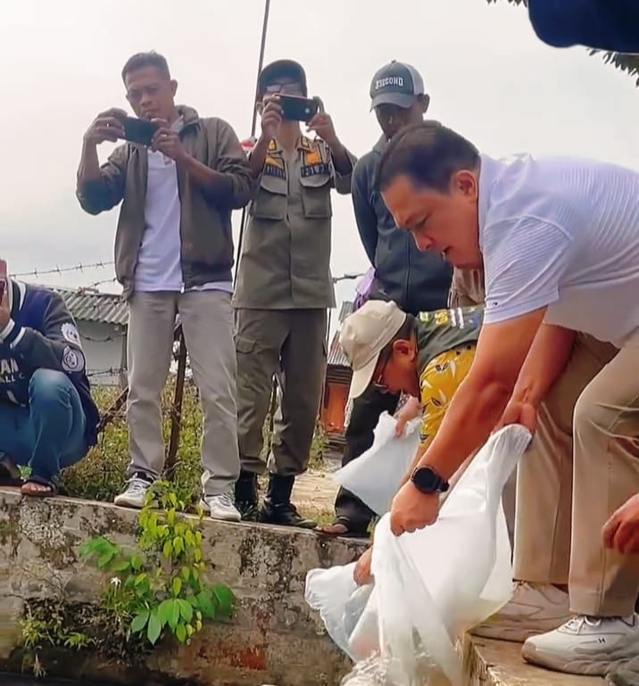 Bupati KuninganTebar 1.000 Benih Ikan di Awirarangan, Dorong Peningkatan Budidaya Perikanan