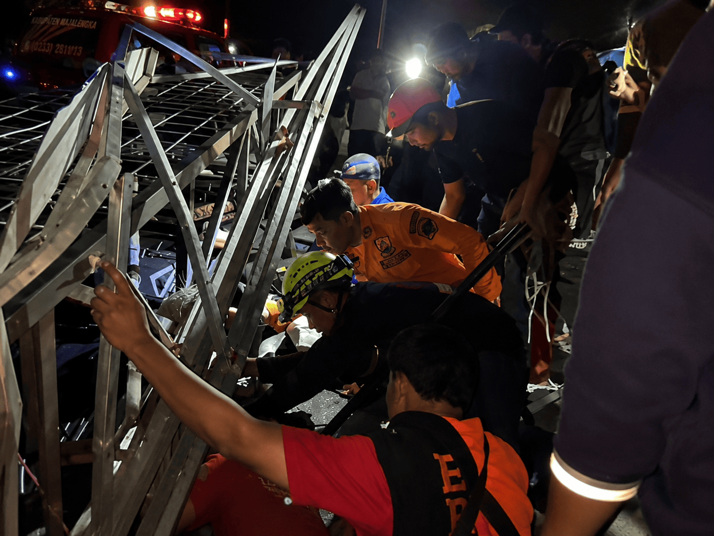 Videotron Roboh Diduga Diterjang Angin Kencang, Seorang Warga Tertimpa di Cigasong Majalengka
