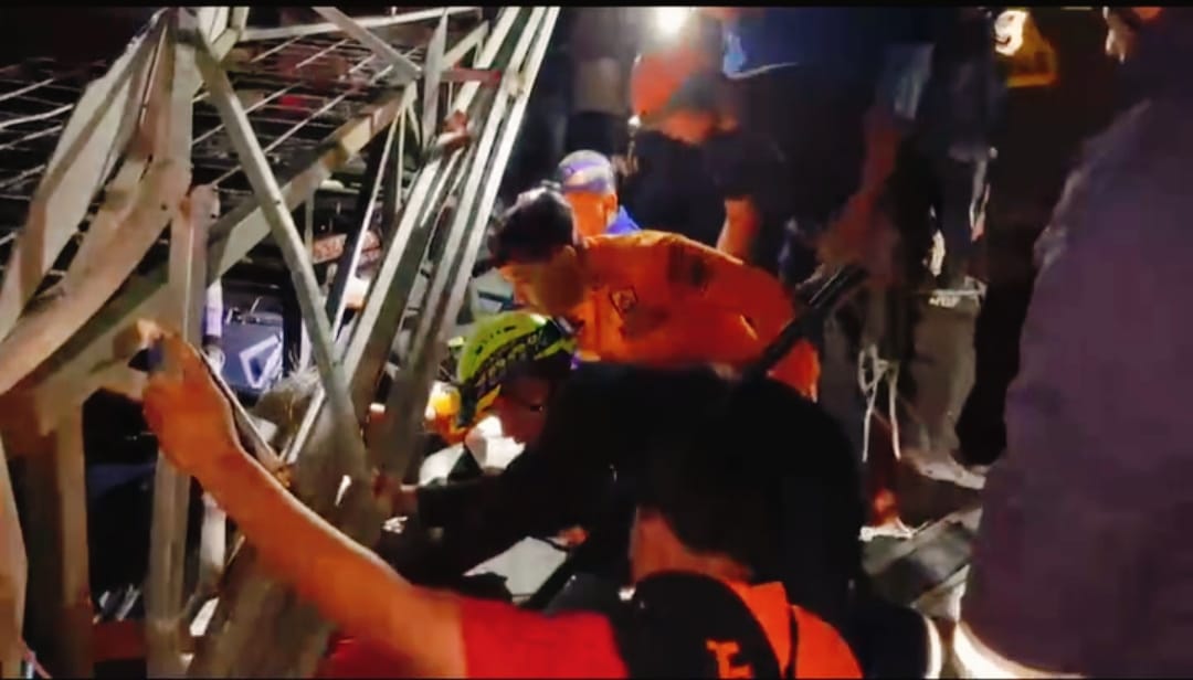 Videotron Roboh Diduga Diterjang Angin Kencang, Seorang Warga Tertimpa di Cigasong Majalengka