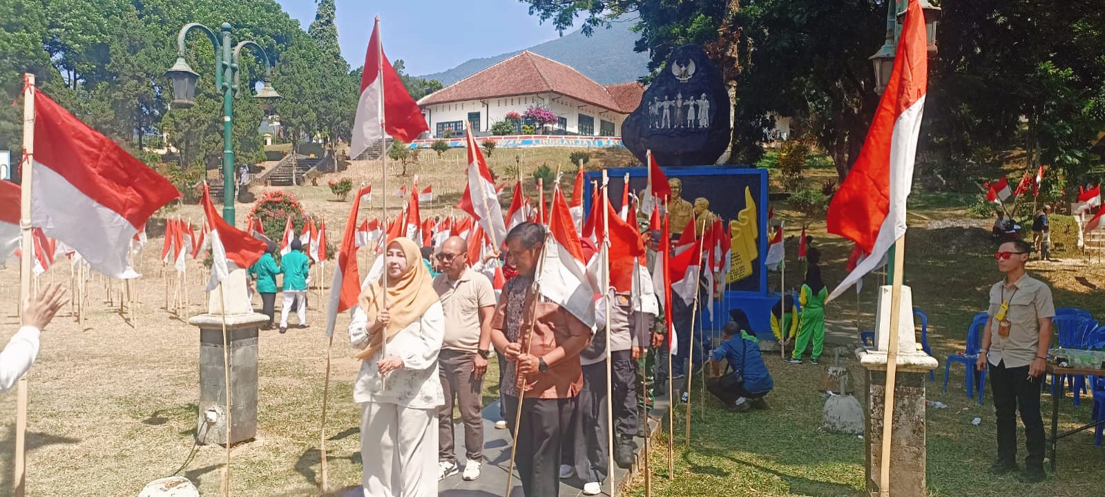 Wakil Bupati Kuningan Pimpin Pemasangan 10.001 Bendera Merah Putih di Halaman Gedung Naskah Linggarjati